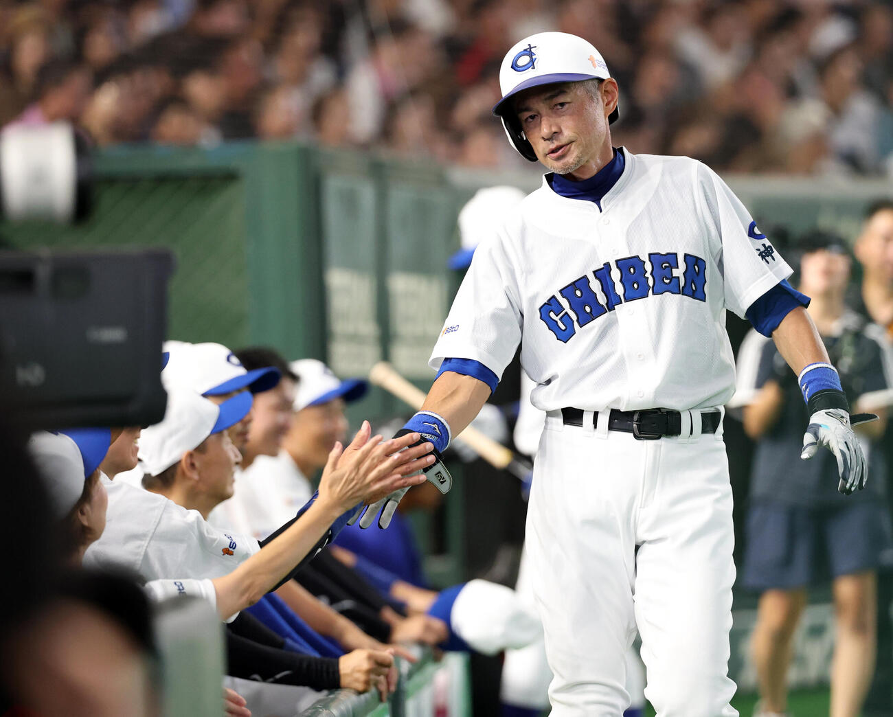 KOBE CHIBEN対高校女子選抜　3回裏KOBE CHIBEN1死満塁、相手適時失策で生還したイチローさんはナインとハイタッチ（撮影・浅見桂子）
