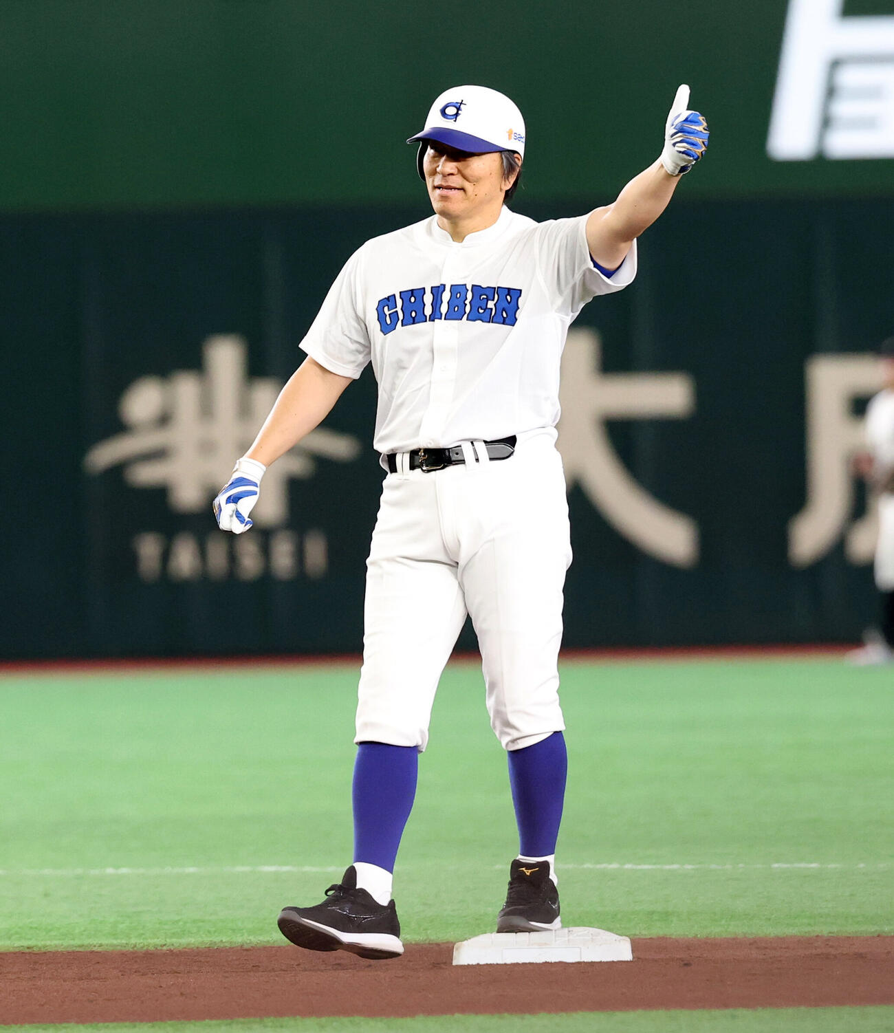 KOBE CHIBEN対高校女子選抜　2回裏KOBE CHIBEN無死、松井秀喜さんは二塁打を放ちサムズアップ（撮影・浅見桂子）
