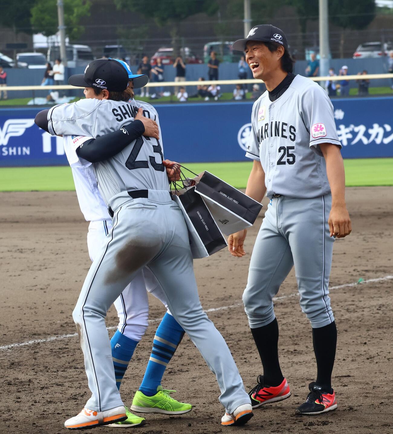 日本ハム中島卓也（左）の引退セレモニーに参加したロッテ岡大海（右）と石川慎吾（撮影・田島優大）