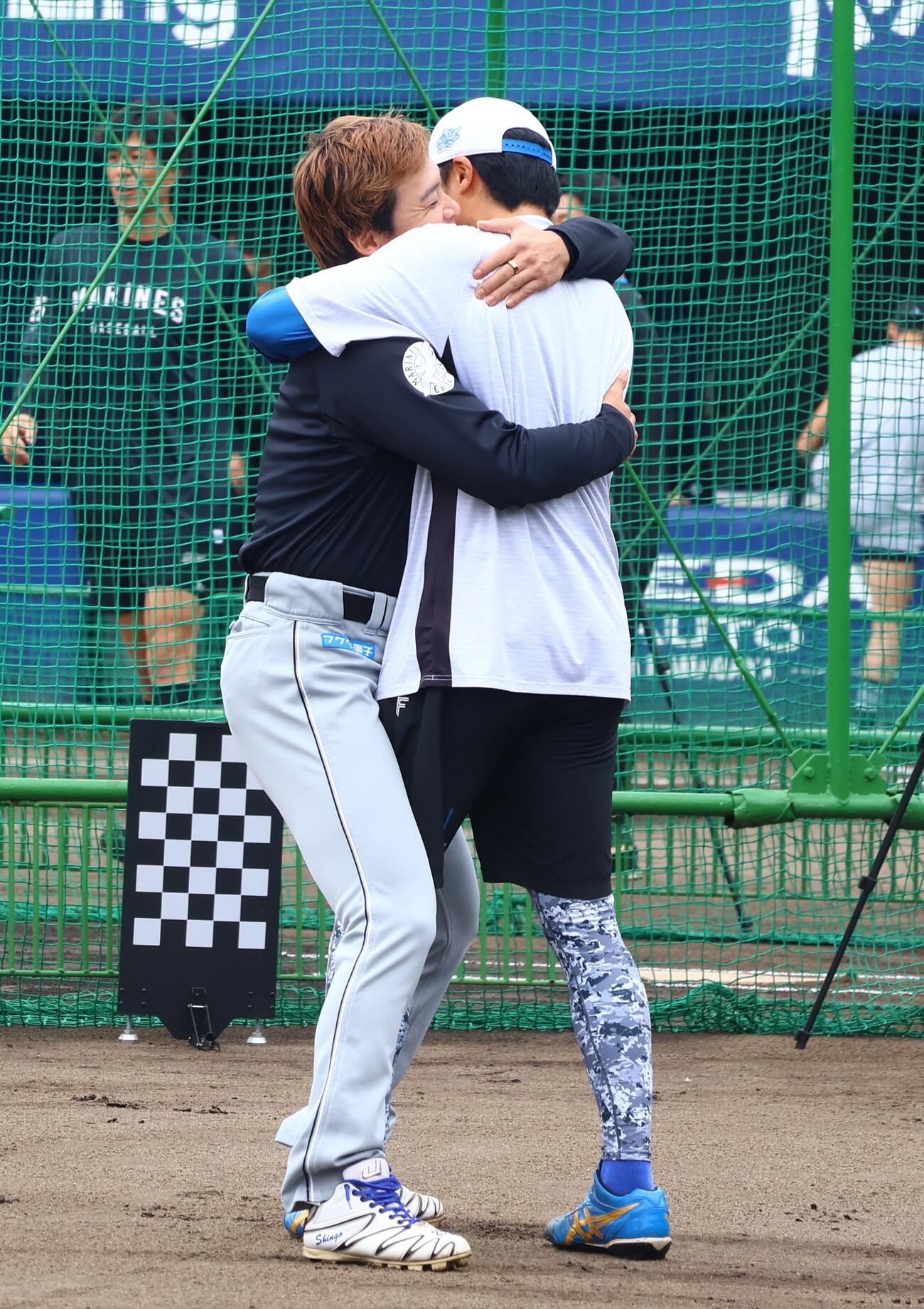 再会を喜び、抱き合う日本ハム中島卓也（右）とロッテ石川慎吾（撮影・田島優大）＝2026年9月13日