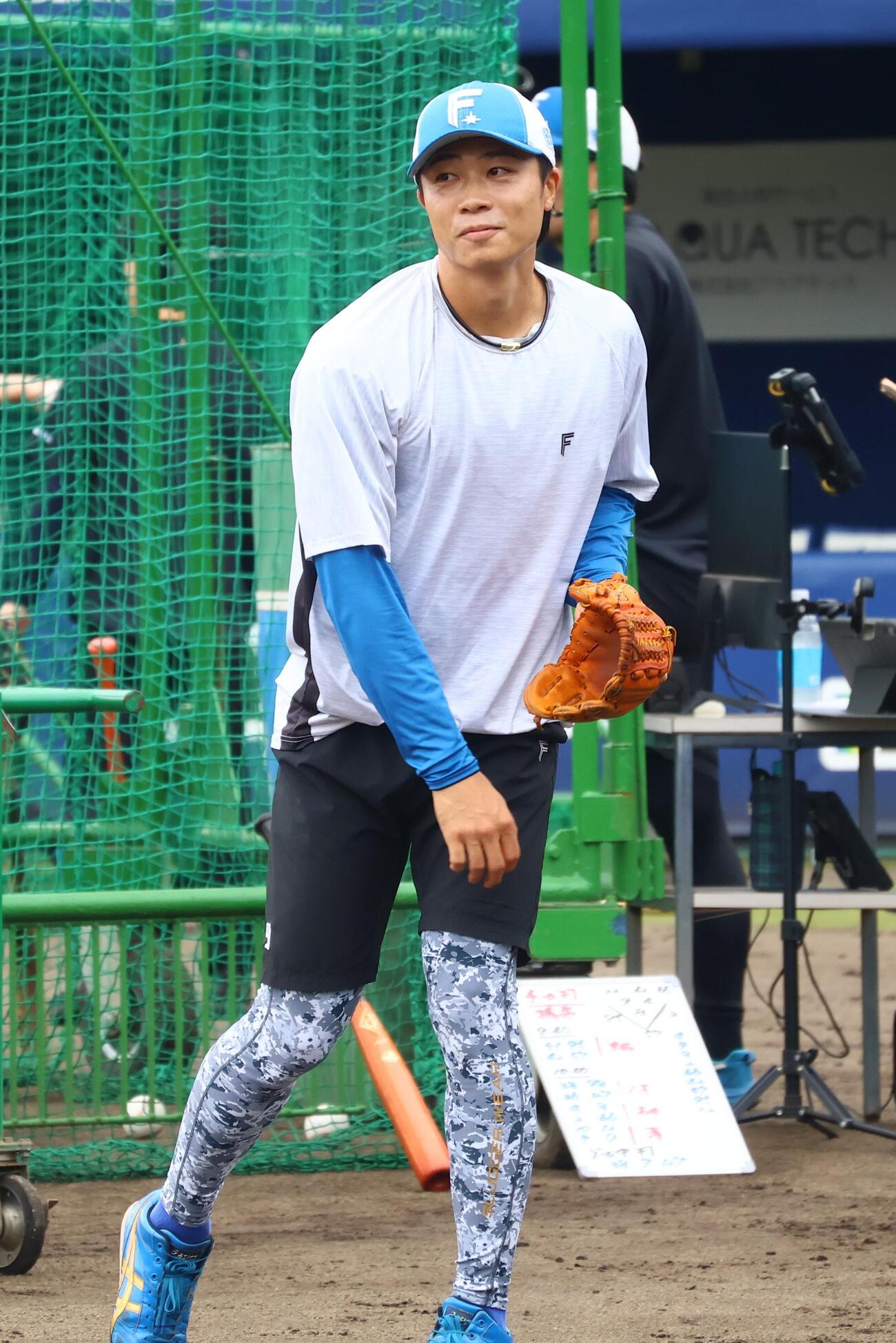 キャッチボールをする日本ハム中島卓也（撮影・田島優大）＝2026年9月13日