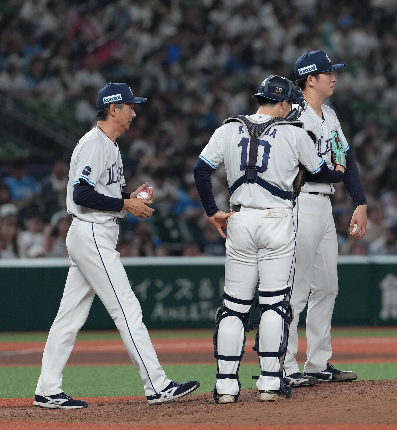 西武対日本ハム　6回、西武武内夏暉（右）の交代を告げマウンドへ向かう西口文也監督（撮影・足立雅史）