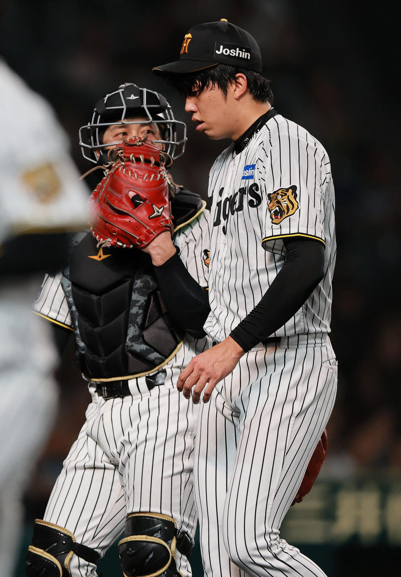 阪神対中日　4回表を投げ終えた阪神才木浩人（右）は捕手坂本誠志郎と話しながらベンチへ引きあげる（撮影・上山淳一）