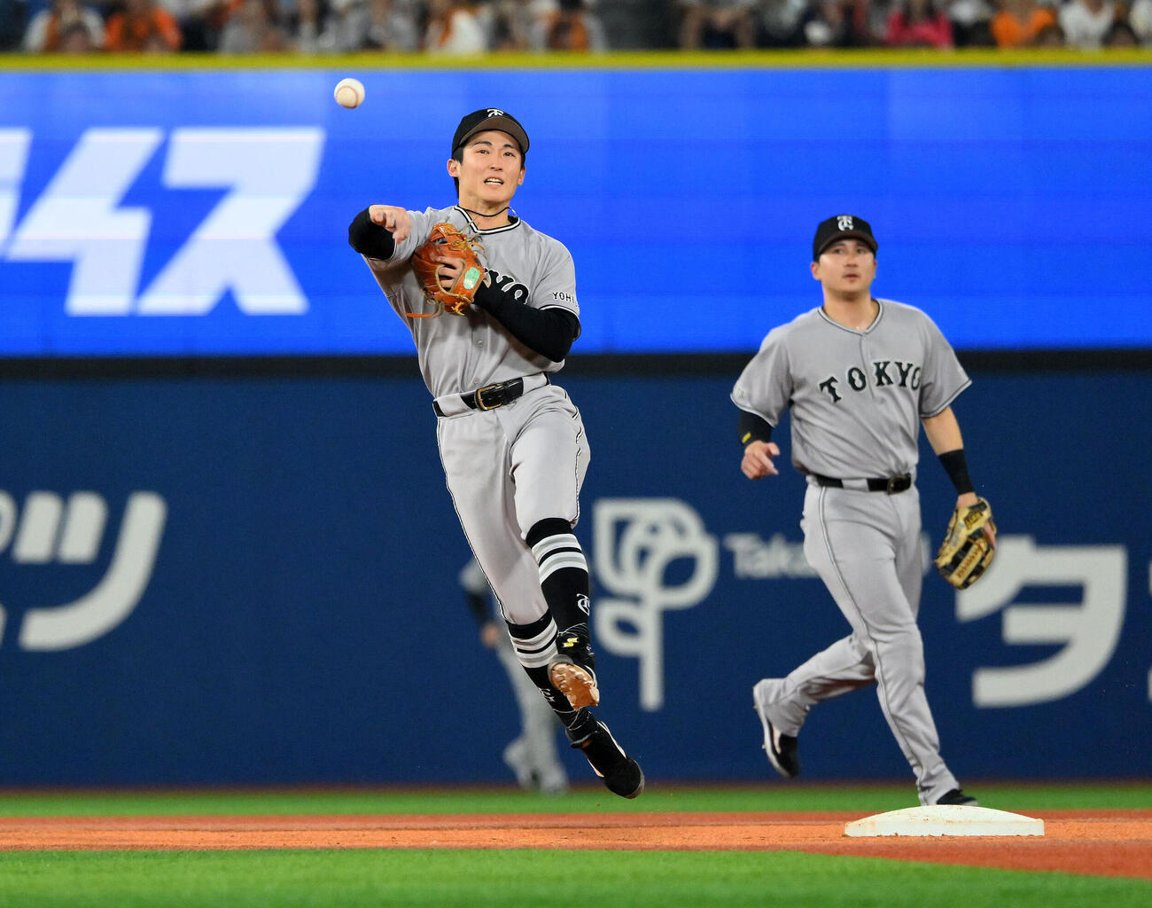 DeNA対巨人　2回裏DeNA無死、井上朋也の打球を一塁へ悪送球する二塁手浦田俊輔（撮影・滝沢徹郎）