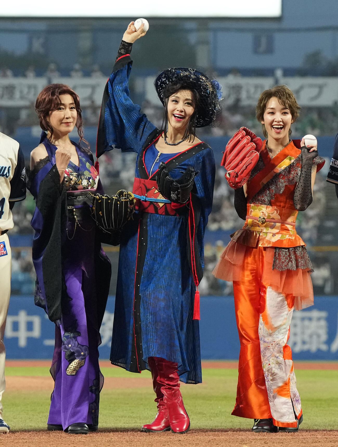 ヤクルト対広島　ファーストピッチを務めた、左から高島礼子、藤原紀香、剛力彩芽（撮影・たえ見朱実）