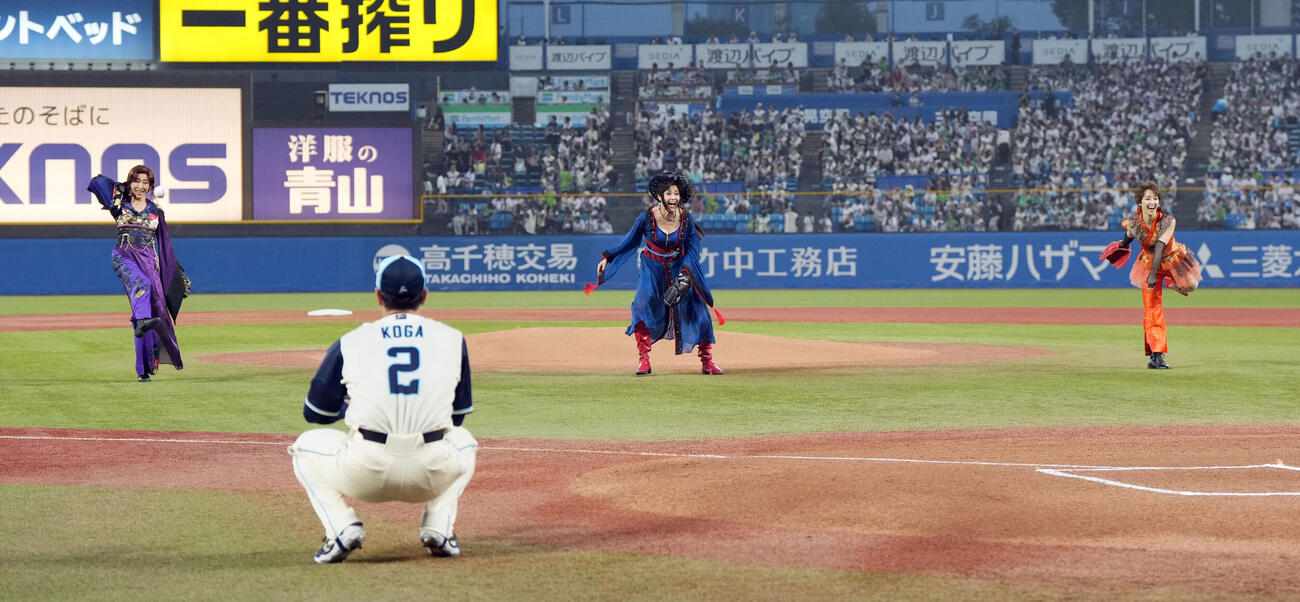 ヤクルト対広島　ファーストピッチを務めた、左から高島礼子、藤原紀香、剛力彩芽（撮影・たえ見朱実）