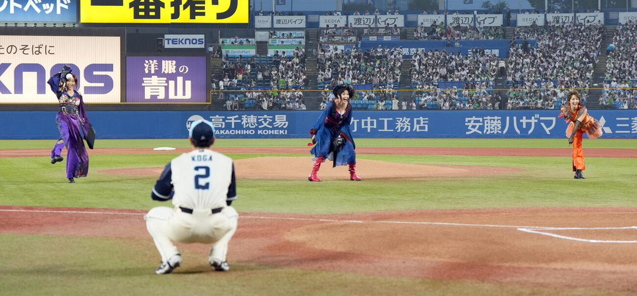 ヤクルト対広島　ファーストピッチを務めた、左から高島礼子、藤原紀香、剛力彩芽（撮影・たえ見朱実）