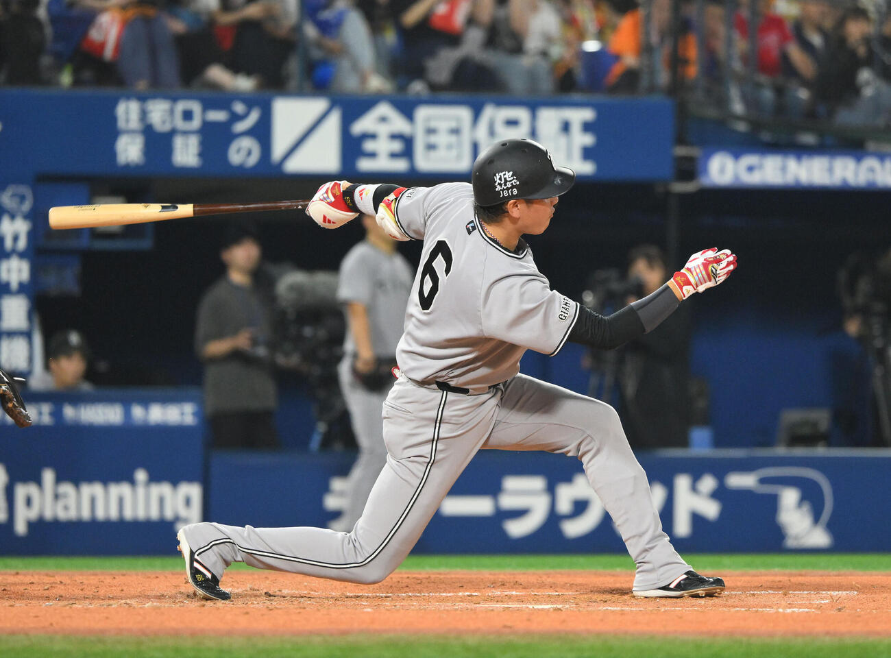 DeNA対巨人　4回表巨人2死一塁、坂本勇人は左前打を放つ（撮影・滝沢徹郎）