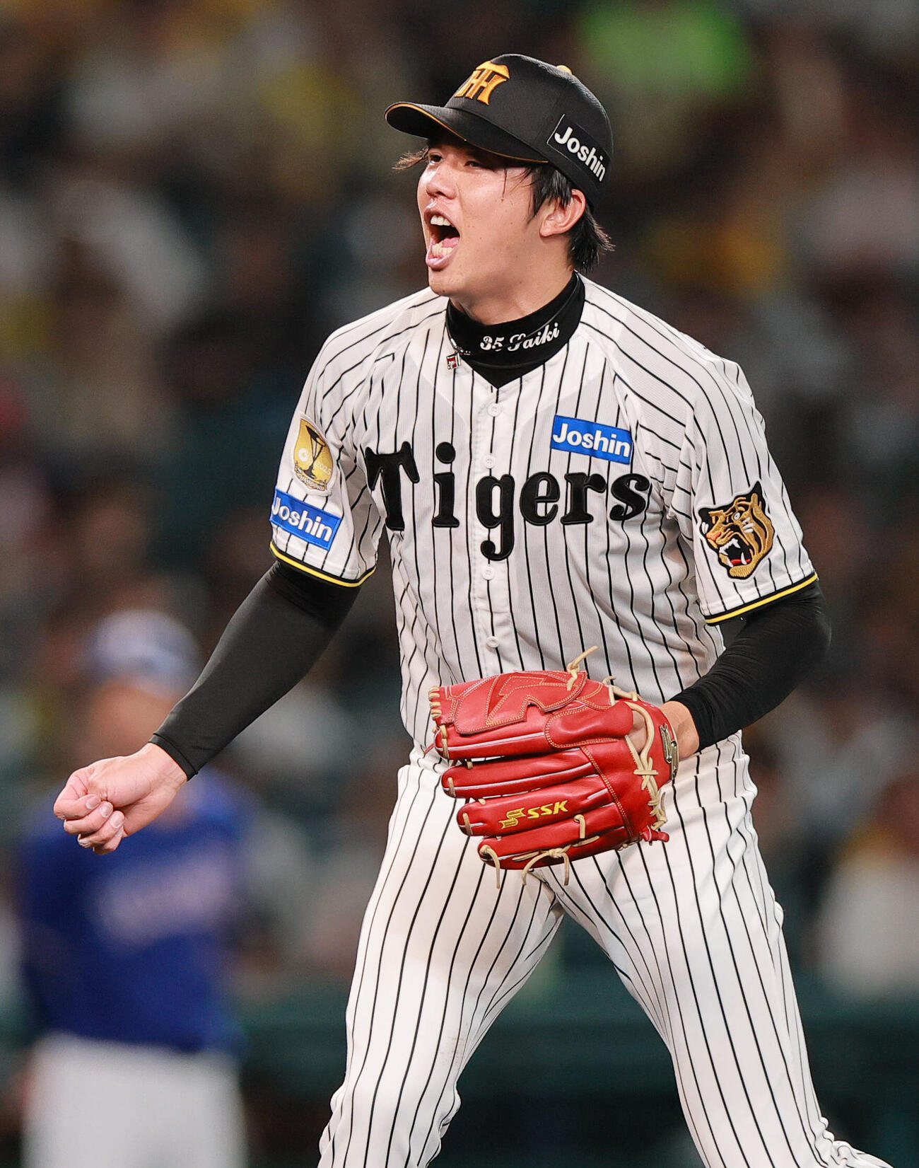 阪神対中日　6回表中日2死、才木浩人は村松開人から空振り三振を奪い雄たけびを上げる（撮影・上山淳一）