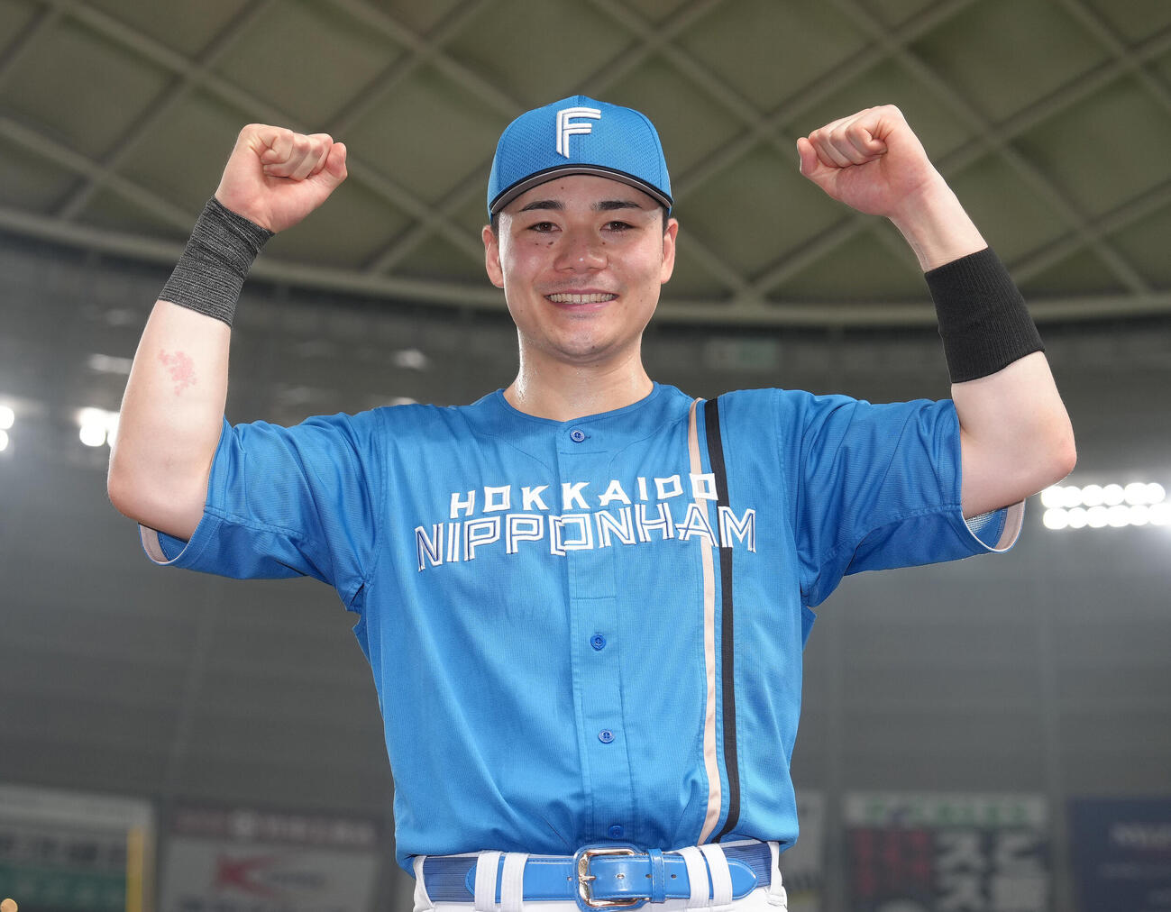 西武対日本ハム　ヒーローインタビューを終え、笑顔でポーズを決める日本ハム清宮幸太郎（撮影・足立雅史）