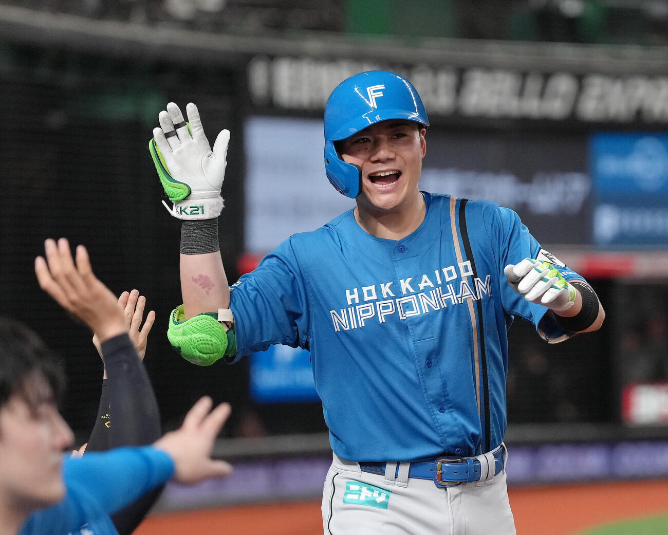 西武対日本ハム　6回表日本ハム1死、清宮幸太郎は右越え本塁打を放ち笑顔でタッチを交わす（撮影・足立雅史）