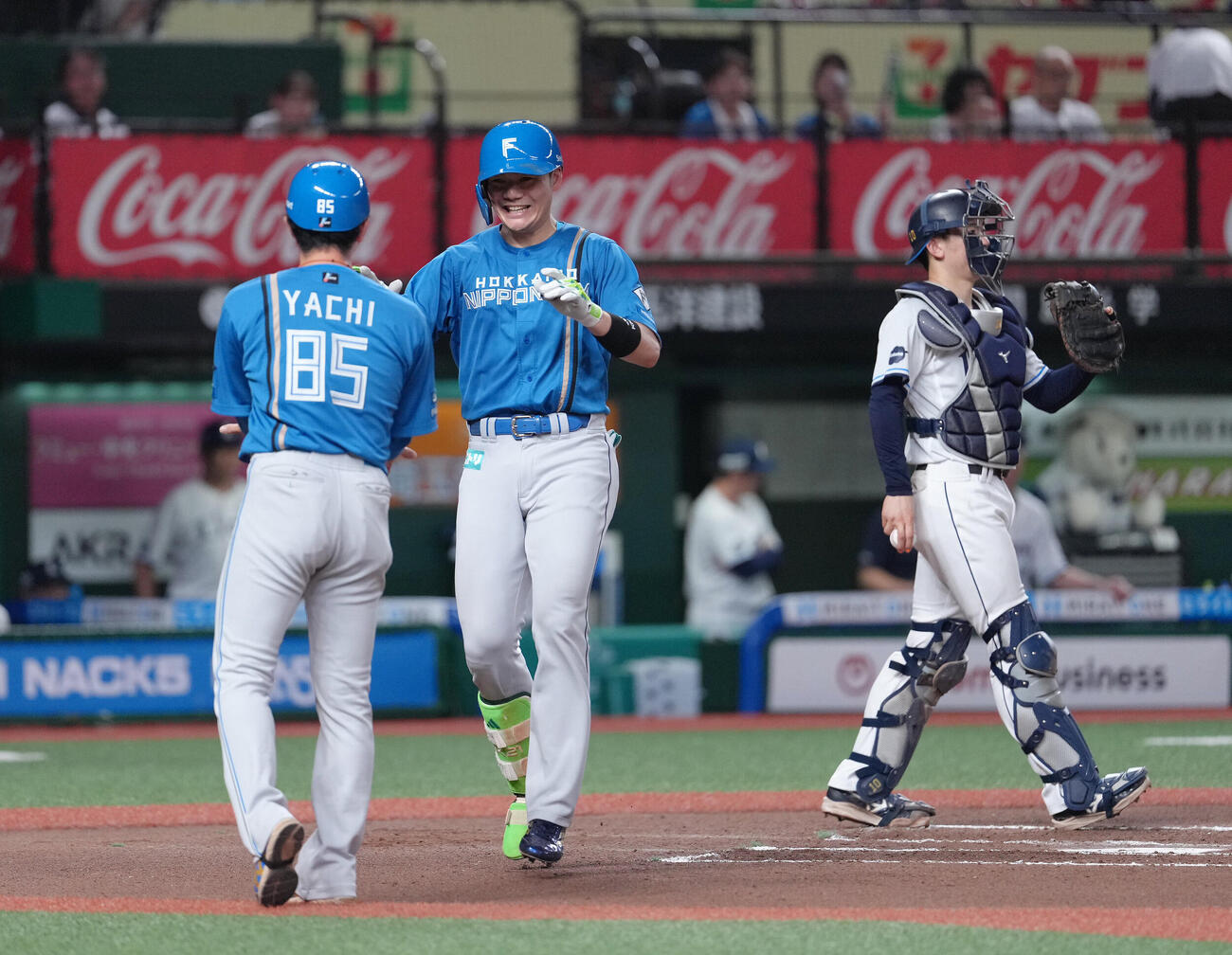 西武対日本ハム　6回表日本ハム1死、清宮幸太郎（中央）は右越え本塁打を放ち笑顔でタッチを交わす（撮影・足立雅史）