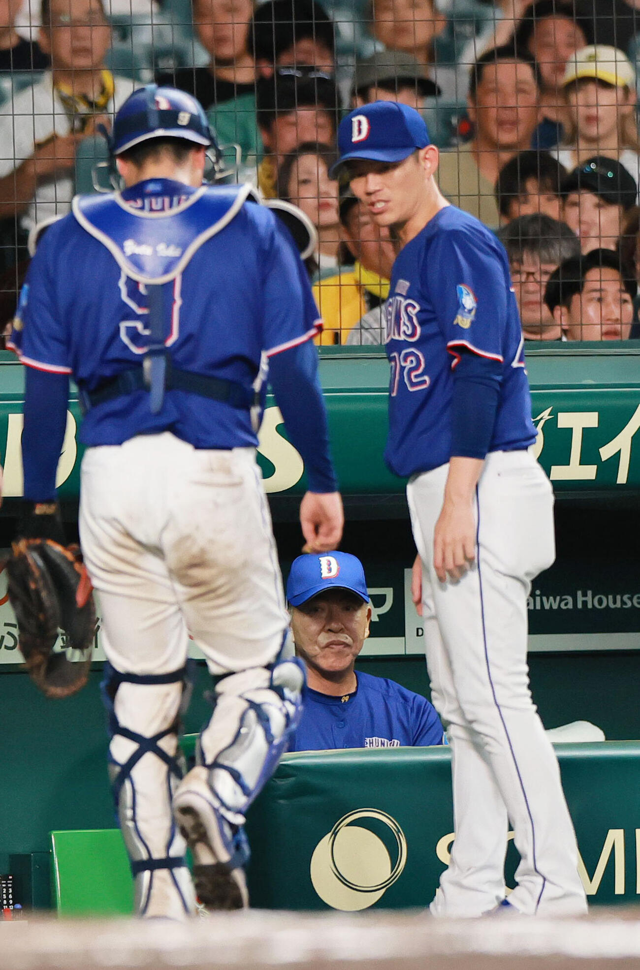 阪神対中日　8回裏、治療に向かう石伊雄太（手前左）を見つめる井上一樹監督（撮影・上山淳一）