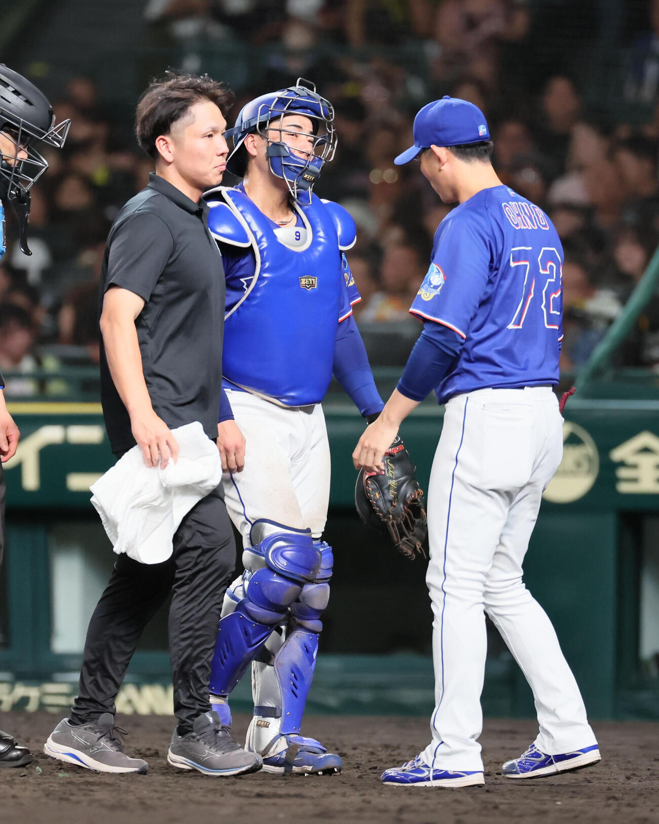 阪神対中日　8回裏阪神1死、右手を負傷した石伊雄太は交代となるく撮影・宮崎幸一）