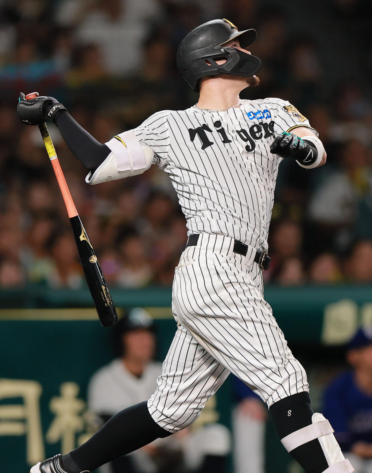 阪神対中日　9回裏阪神1死一塁、佐藤輝明は左前打を放つ（撮影・上山淳一）