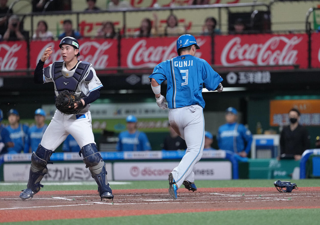 西武対日本ハム　2回表日本ハム1死二、三塁、進藤勇也の2ランスクイズで生還する郡司裕也（撮影・足立雅史）