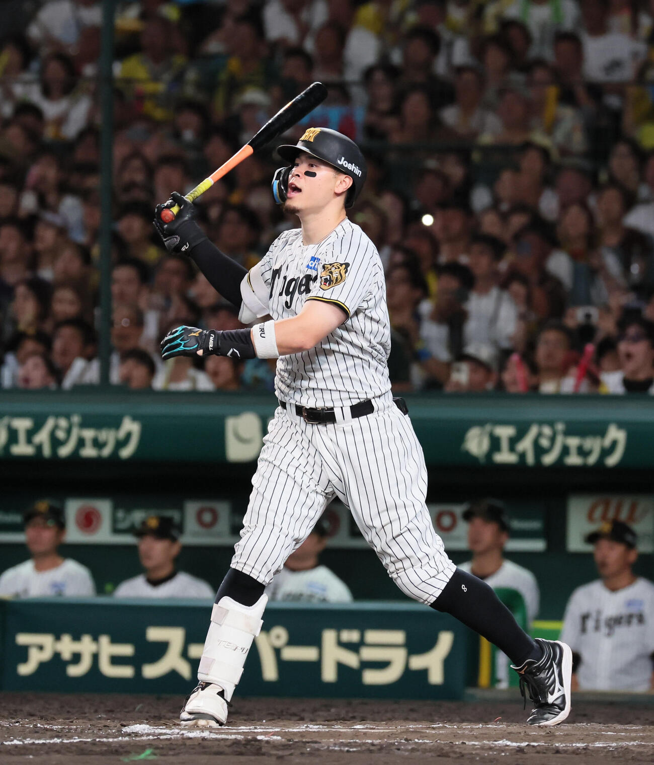 阪神対中日　9回裏阪神1死一塁、佐藤輝明は安打を放つ（撮影・宮崎幸一）