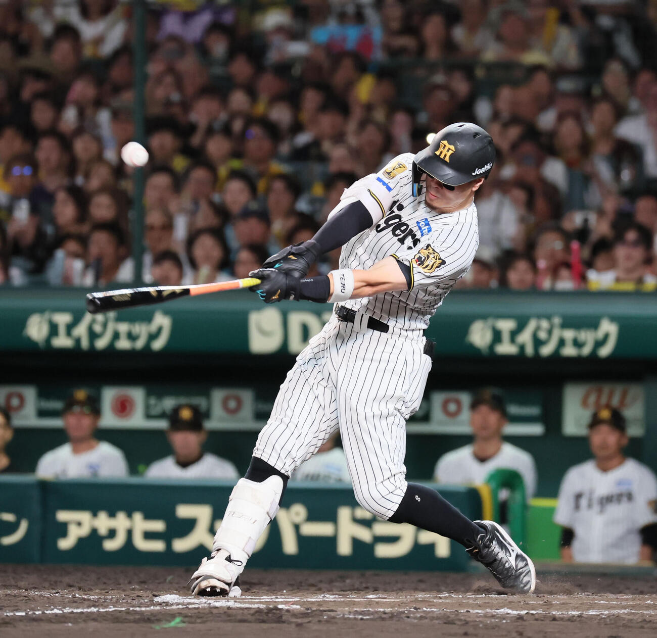 阪神対中日　9回裏阪神1死一塁、佐藤輝明は安打を放つ（撮影・宮崎幸一）
