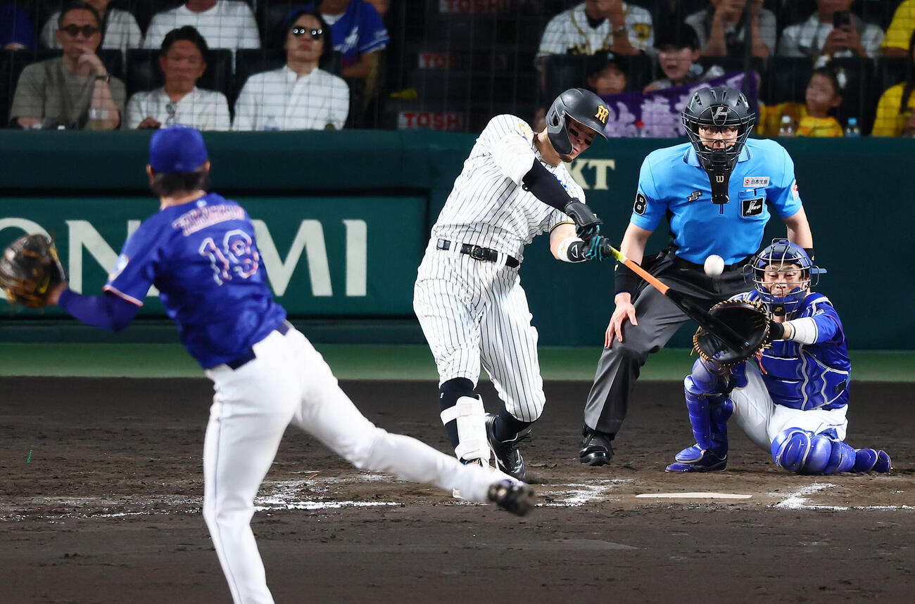 阪神対中日　9回裏阪神1死一塁、佐藤輝明は左前打を放つ。投手高橋宏斗（撮影・加藤哉）