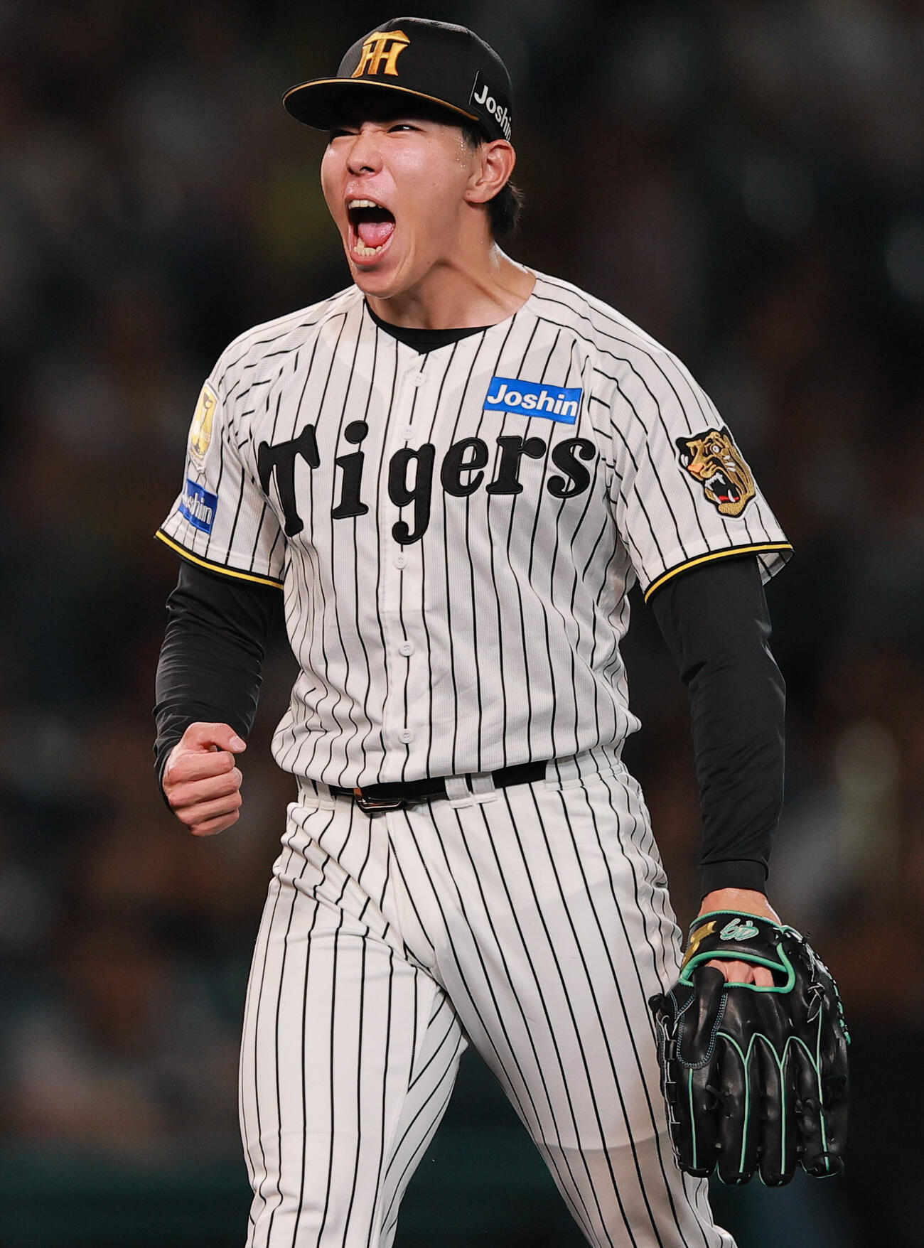 阪神対中日　10回表中日2死一、二塁、工藤泰成は加藤匠馬から空振り三振を奪い雄たけびを上げる（撮影・上山淳一）