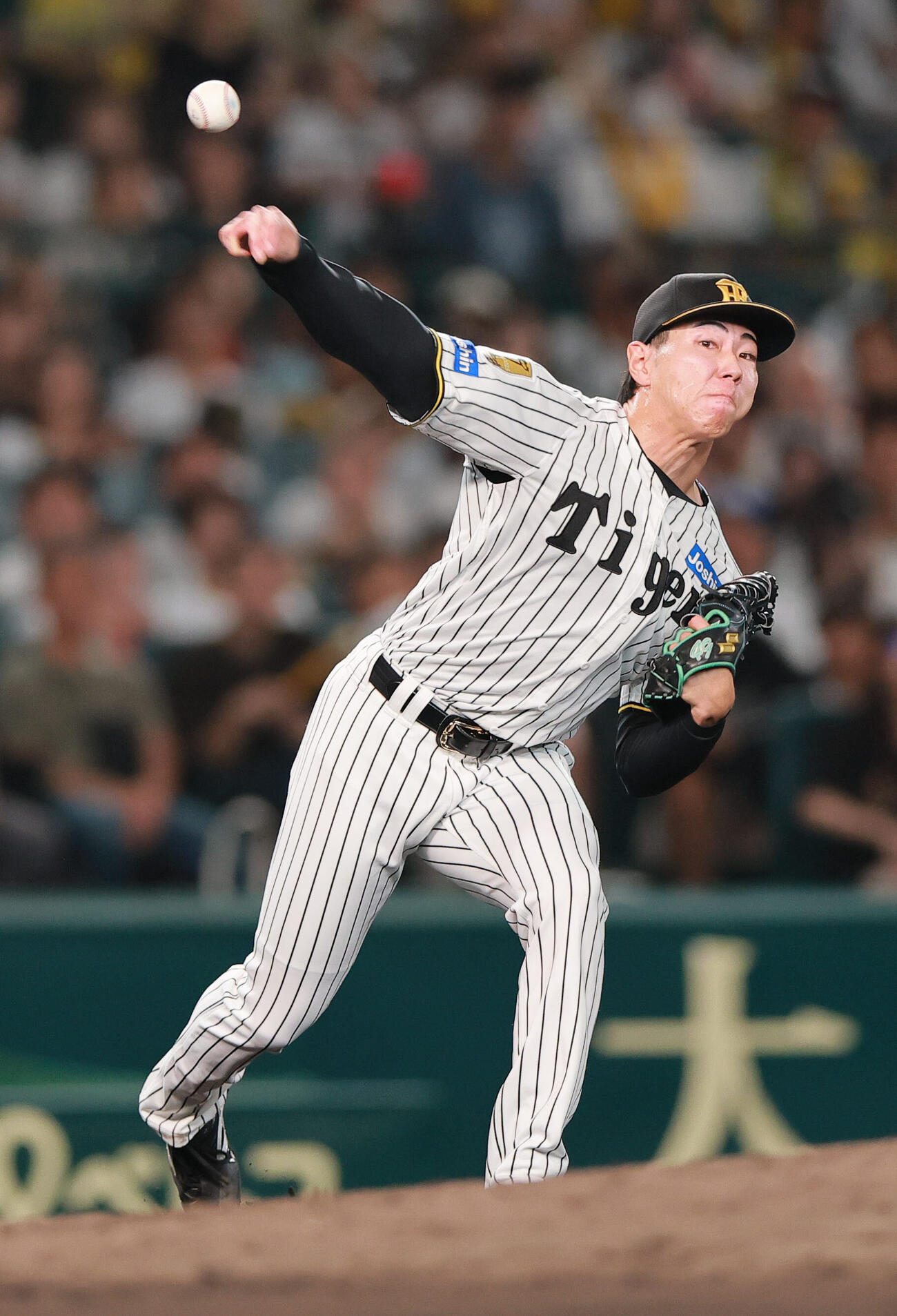 阪神対中日　10回表中日2死一塁、工藤泰成は岡林勇希の高く上がった打球を捕球し一塁送球も内野安打となる（撮影・上山淳一）
