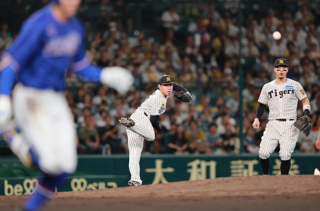 阪神対中日　10回表中日2死一塁、工藤泰成（中央）は岡林勇希の高く上がった打球を捕球し一塁送球も内野安打となる（撮影・上山淳一）