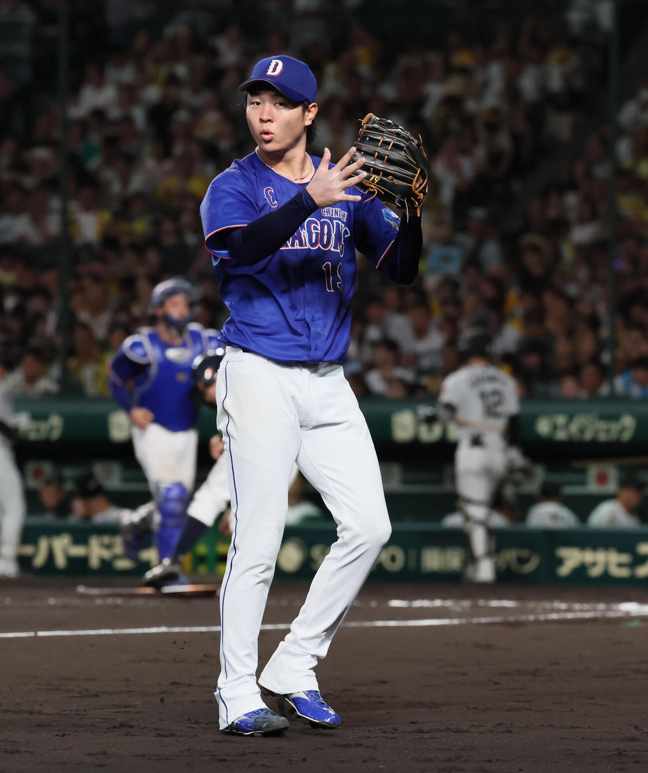 阪神対中日　7回裏阪神攻撃終了、中日高橋宏斗は無失点に抑えてナインをたたえる（撮影・宮崎幸一）