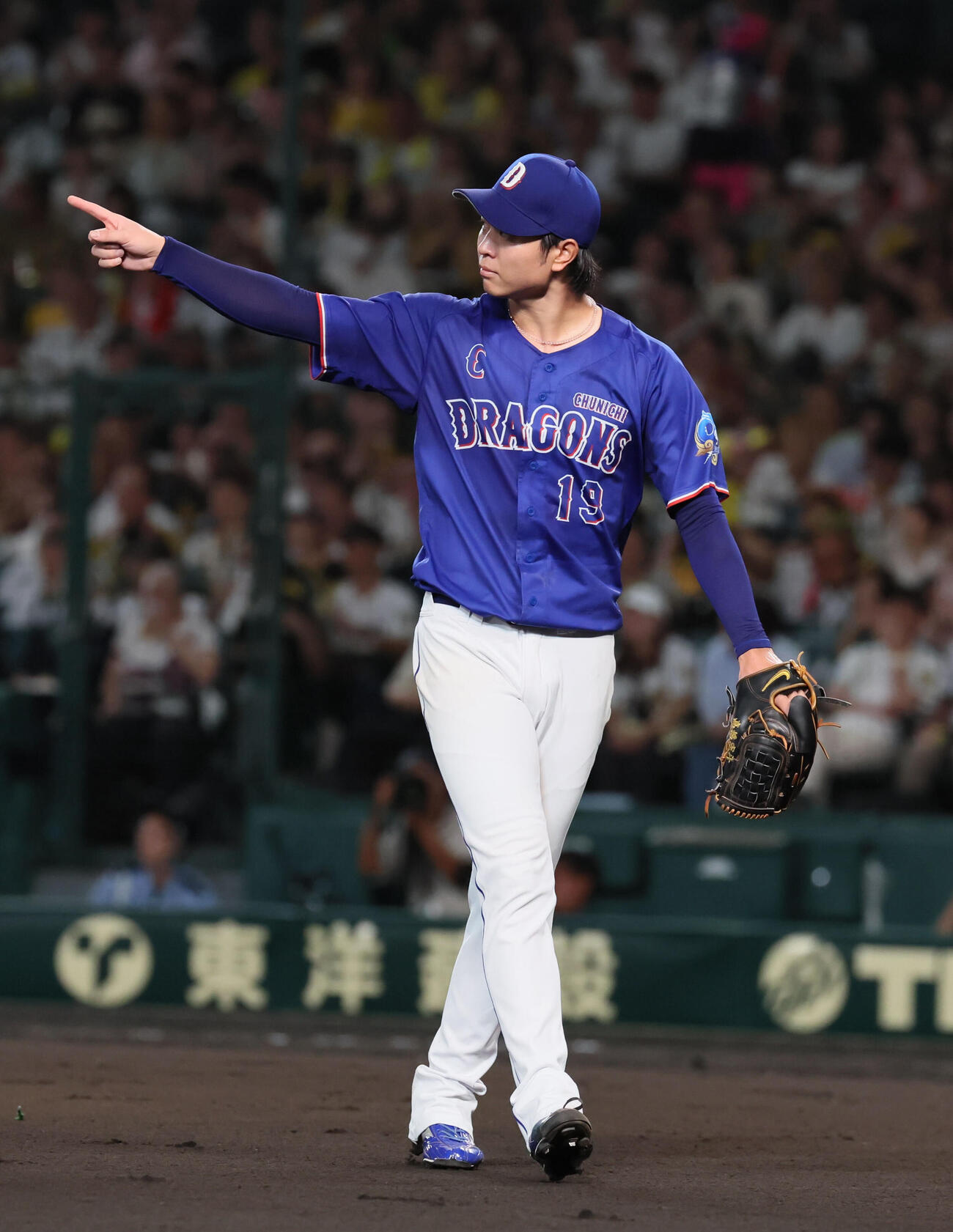 阪神対中日　7回裏阪神攻撃終了、中日高橋宏斗は無失点に抑えてナインをたたえるく撮影・宮崎幸一）