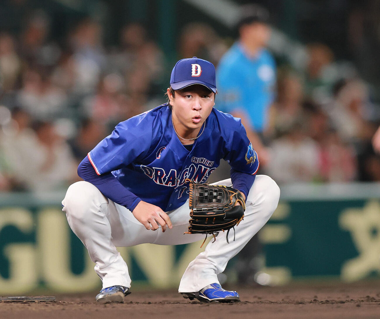 阪神対中日　5回裏、座って深呼吸する中日高橋宏斗（撮影・上山淳一）