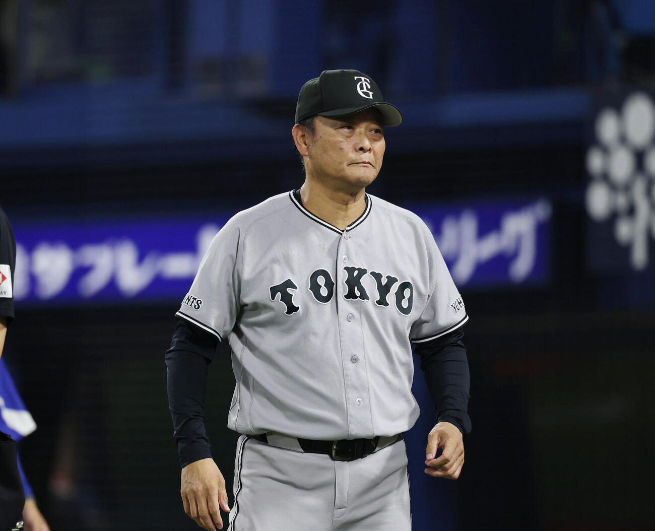 DeNA対巨人　交代を告げる巨人橋上秀樹監督代行（撮影・増田悦実）