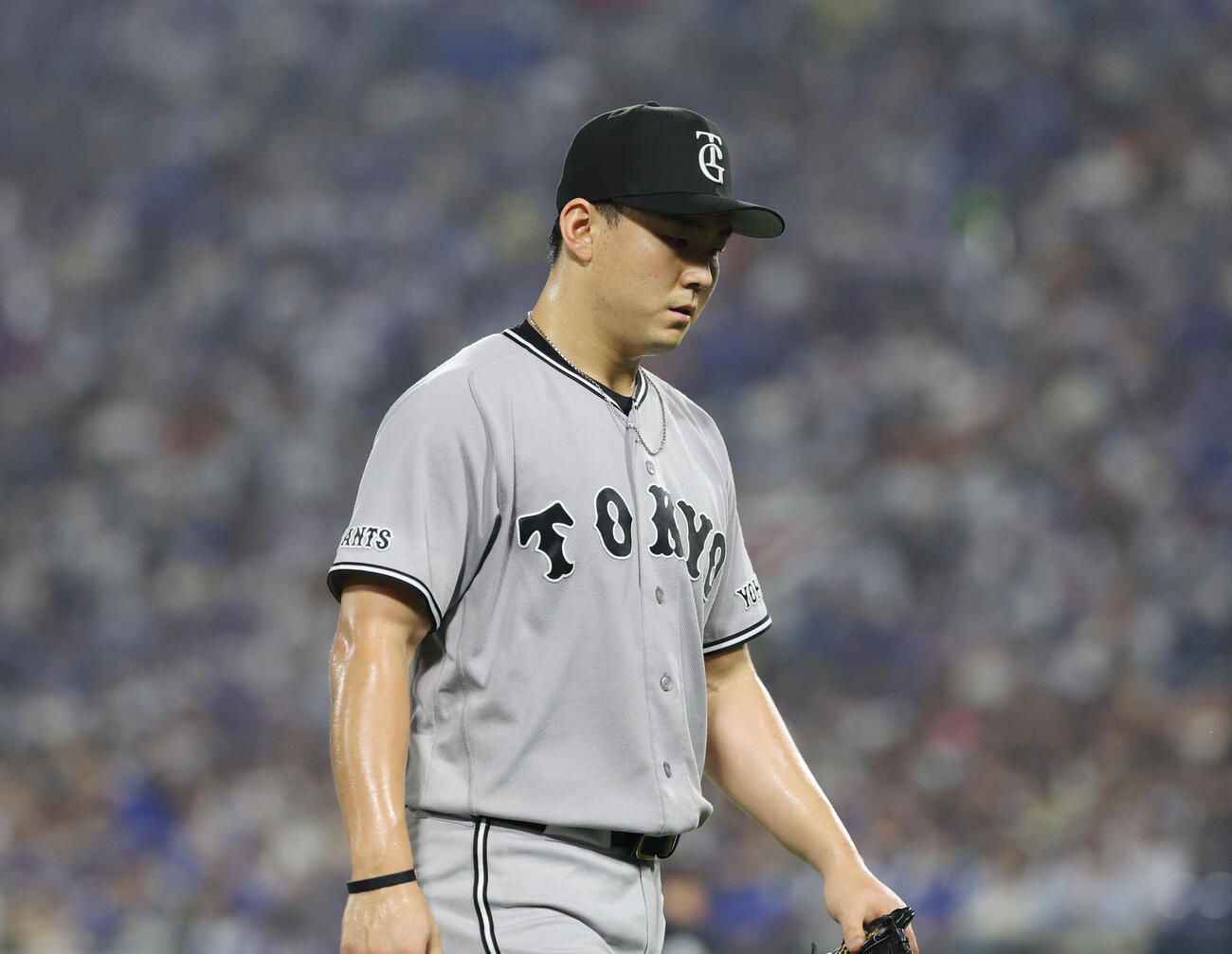 DeNA対巨人　1回裏を終え先制されがっくりとベンチ戻る小笠原慎之介（撮影・増田悦実）