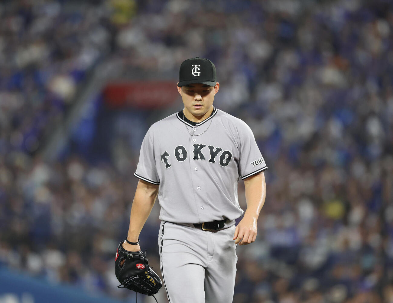 DeNA対巨人　1回裏を終え先制されがっくりとベンチ戻る小笠原慎之介（撮影・増田悦実）