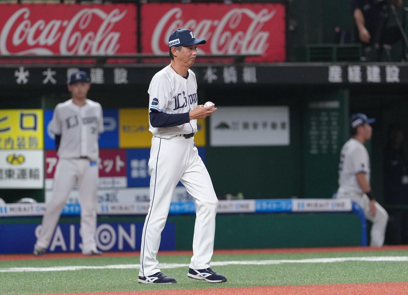 西武対日本ハム　6回、マウンドへ向かう西武西口文也監督（撮影・足立雅史）