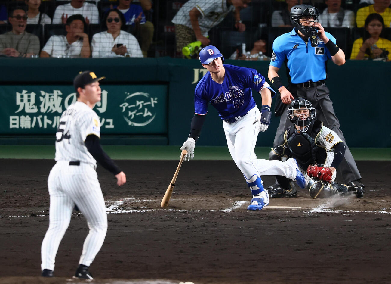 阪神対中日　11回表中日1死一、二塁、細川成也は左線に適時二塁打を放つ。投手木下里都（撮影・加藤哉）