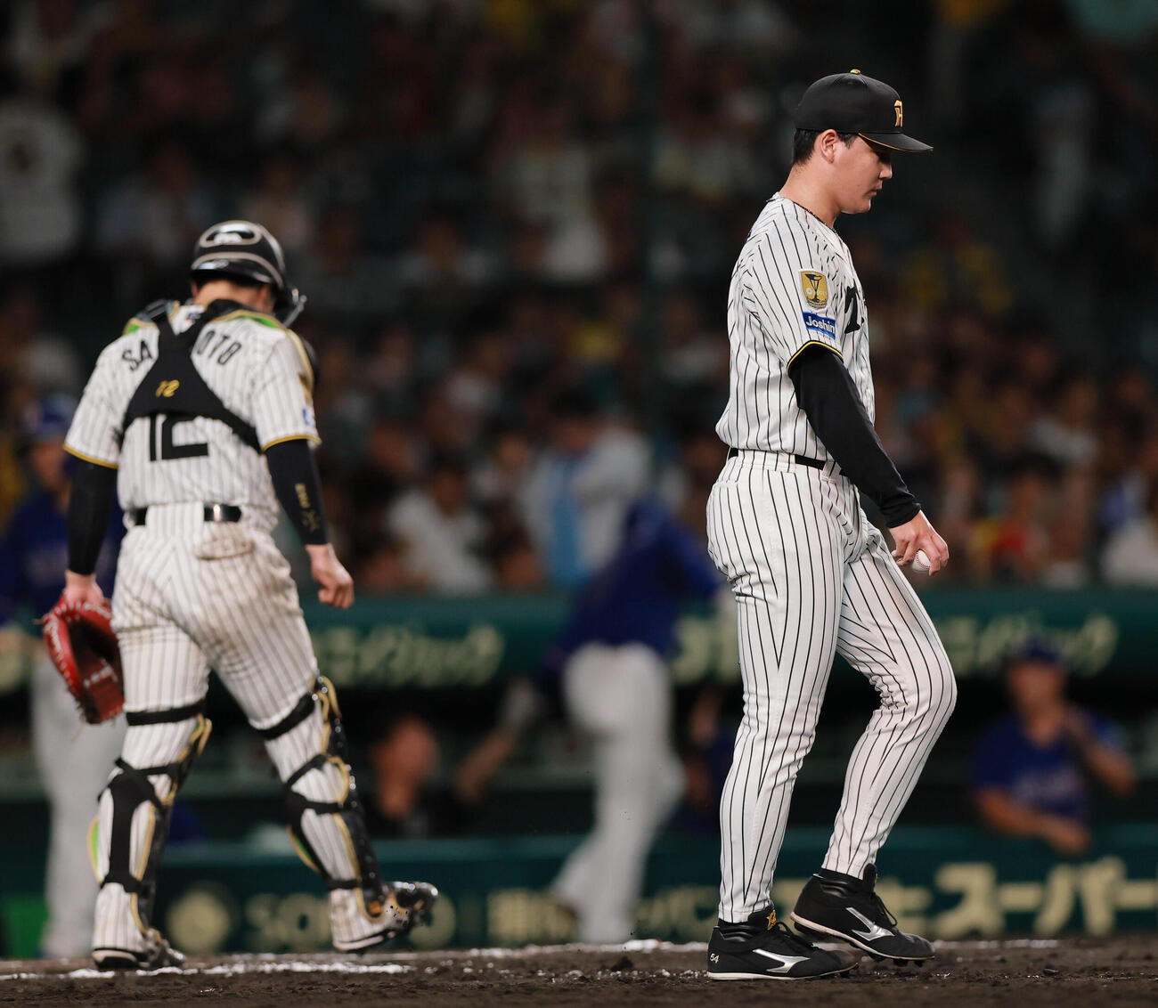 阪神対中日　11回表中日1死一、二塁、木下里都（右）は細川成也に適時二塁打を打たれる（撮影・上山淳一）