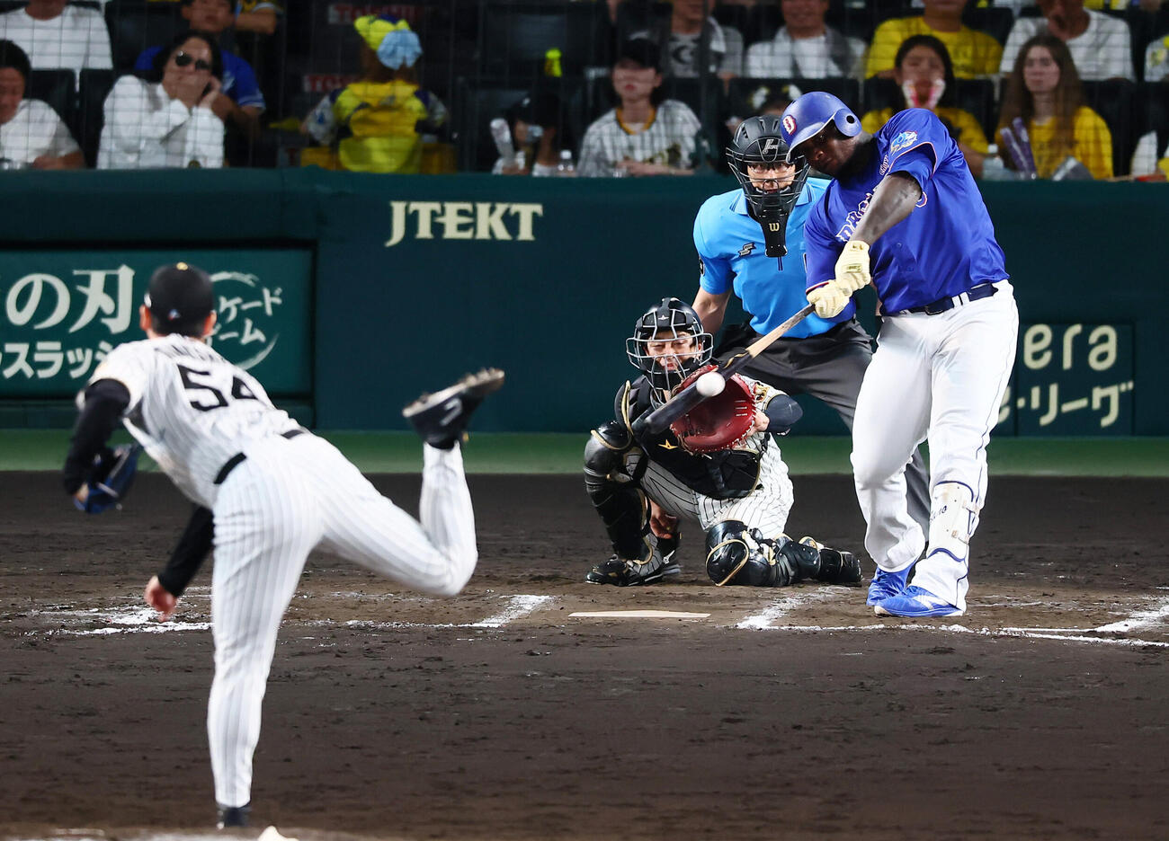 阪神対中日　11回表中日無死、代打ミゲル・サノーは左前打を放つ。投手木下里都（撮影・加藤哉）