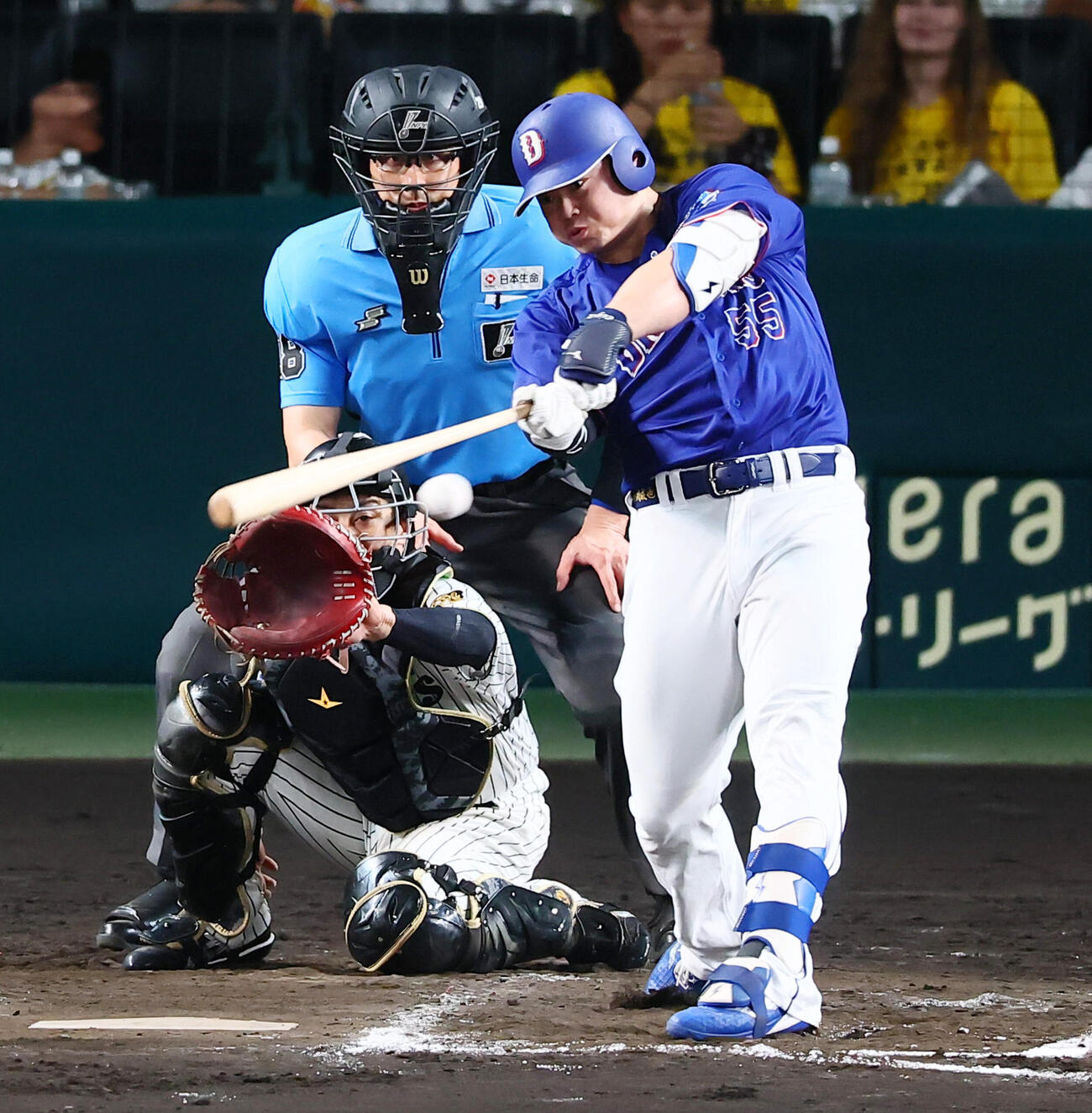 阪神対中日　11回表中日1死一、二塁、細川成也は左線に適時二塁打を放つ（撮影・加藤哉）