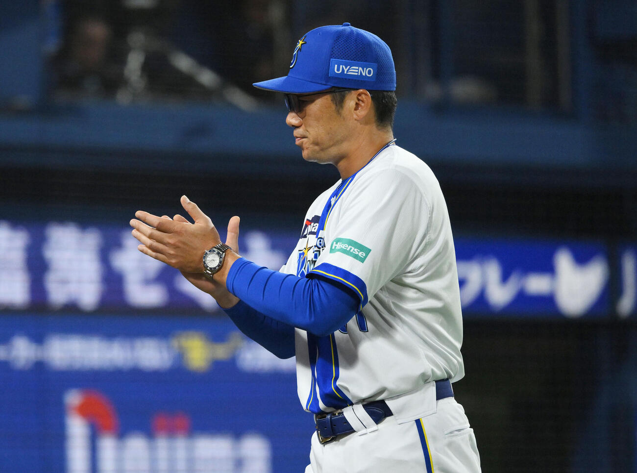 DeNA対巨人　交代を告げたDeNA相川亮二監督は選手を鼓舞する（撮影・滝沢徹郎）