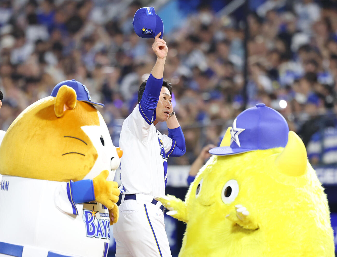 DeNA対巨人　勝利し手を振り引き揚げるDeNA相川亮二監督（撮影・増田悦実）