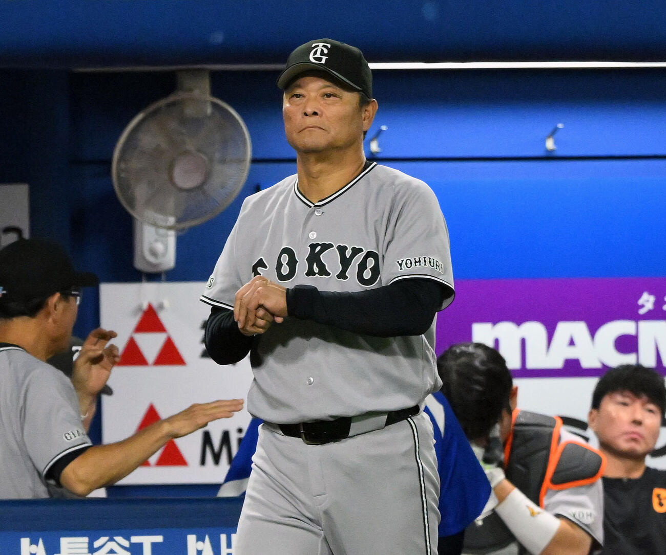 DeNA対巨人　交代を告げる巨人橋上秀樹監督代行（撮影・滝沢徹郎）
