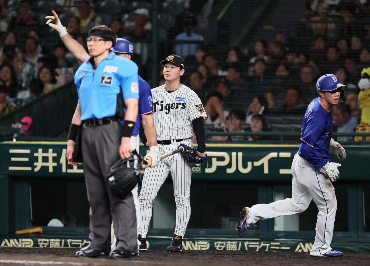 阪神対中日　11回表中日2死一、二塁、木下里都は細川成也に勝ち越し適時二塁打を浴びる（撮影・宮崎幸一）