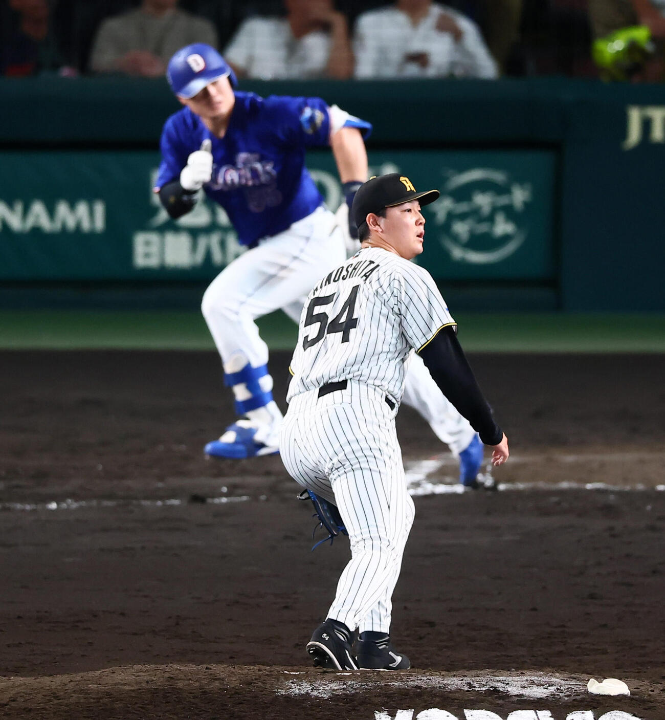 阪神対中日　11回表中日1死一、二塁、木下里都は細川成也に左線へ適時二塁打を許し失点する（撮影・加藤哉）