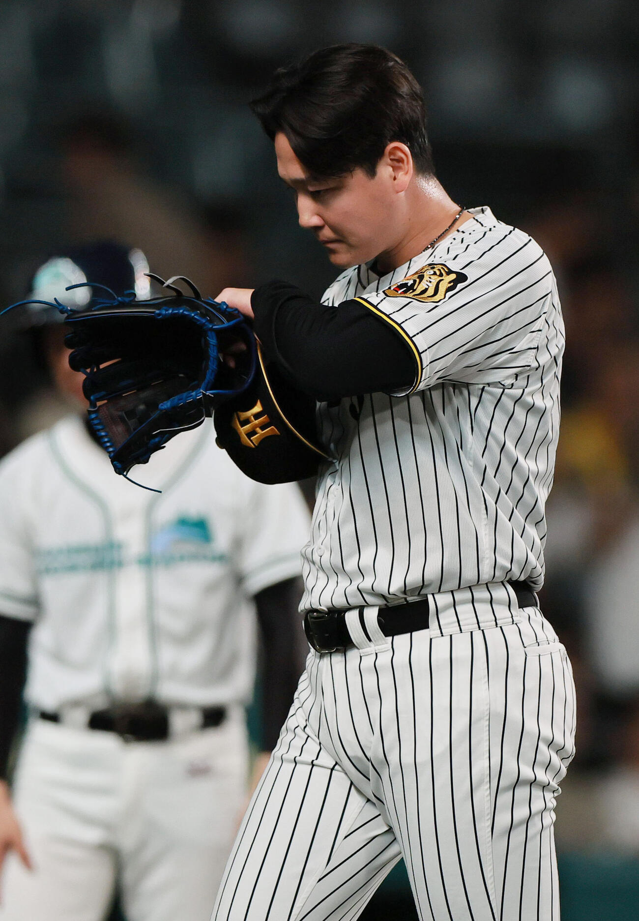 阪神対中日　11回表を投げ終えベンチへ引きあげる阪神木下里都（撮影・上山淳一）
