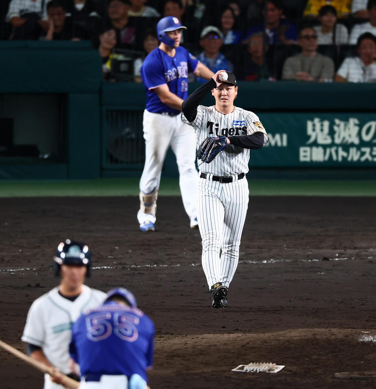 阪神対中日　11回表中日1死一、二塁、木下里都は細川成也に左線へ適時二塁打を許し失点する（撮影・加藤哉）