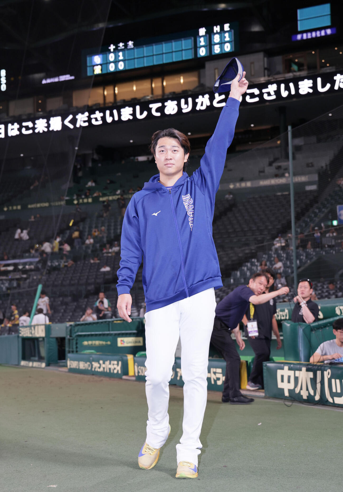 阪神対中日　ヒーローインタビューを終えてあいさつする中日高橋宏斗（撮影・宮崎幸一）