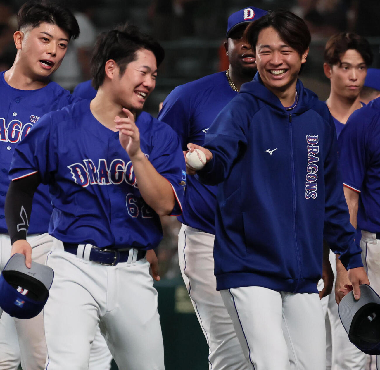 阪神対中日　勝利球を譲り合う中日高橋宏斗（中央右）と森博人（同左）（撮影・宮崎幸一）