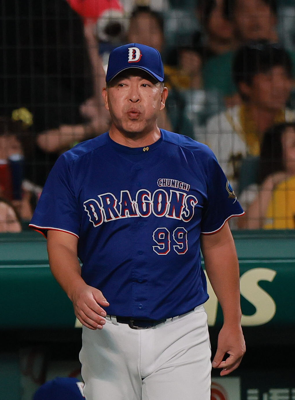 阪神対中日　10回表を終え、選手交代でベンチを出る中日井上一樹監督（撮影・上山淳一）
