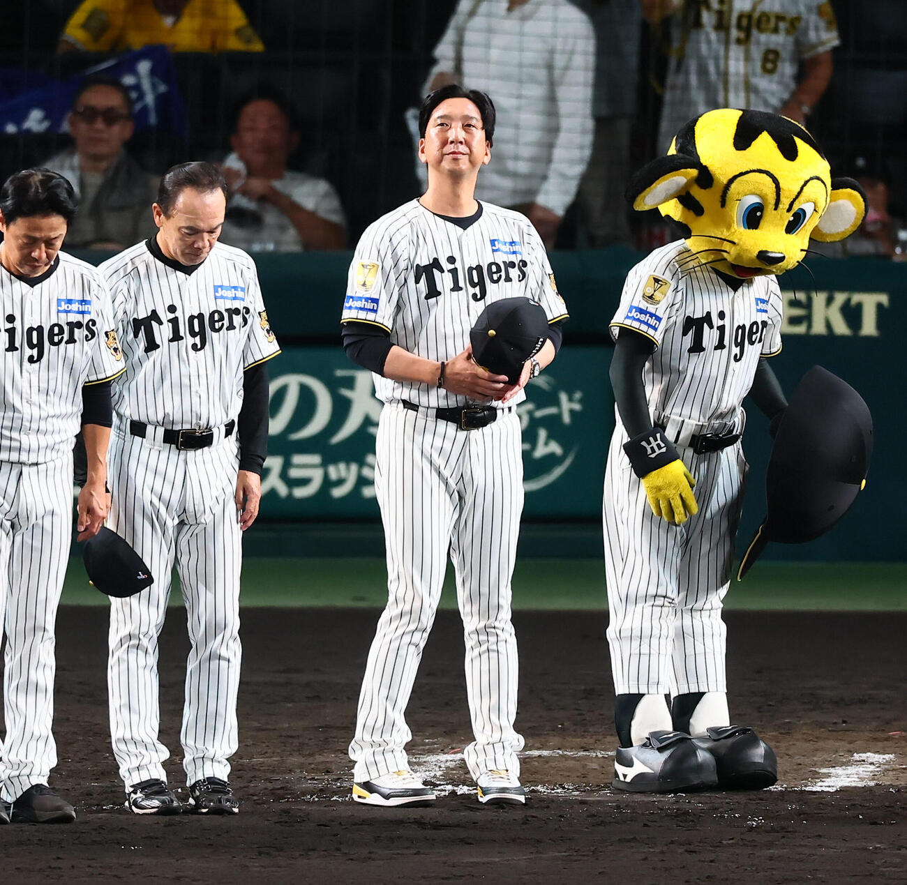 阪神対中日中日に敗れスタンドにあいさつする阪神藤川球児監督（撮影・加藤哉）