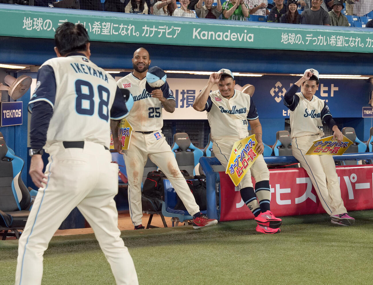 ヤクルト対広島　池山隆寛監督から労われる、左からヤクルトのドミンゴ・サンタナ、ホセ・オスナ、高橋奎二（撮影・たえ見朱実）