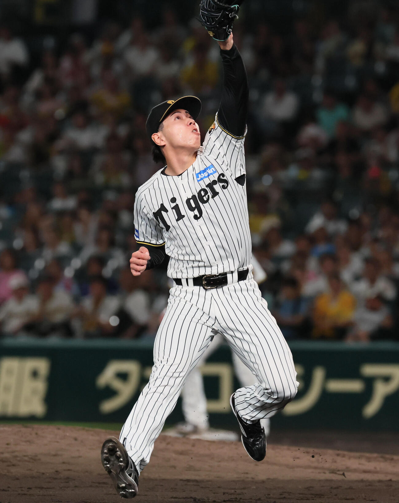 阪神対中日　10回表中日2死一塁、工藤泰成は岡林勇希の打球にダッシュするが内野安打となる（撮影・宮崎幸一）
